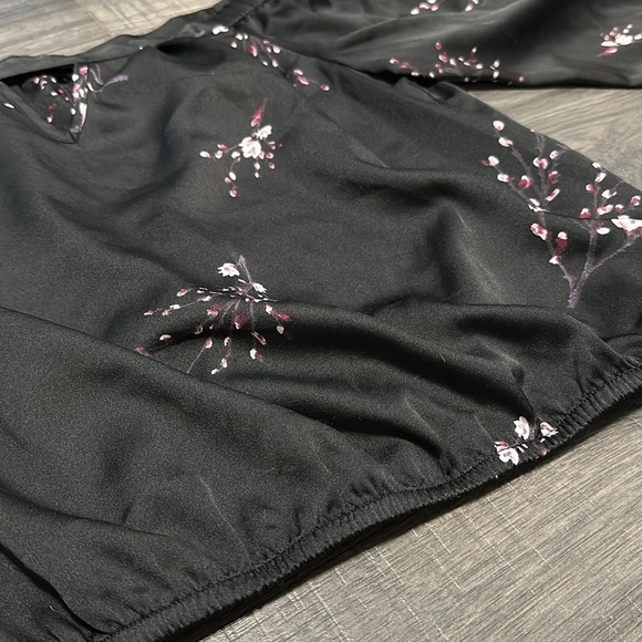 Dynamite - Black Floral Off the Shoulder Blouse - Picture 4 of 8